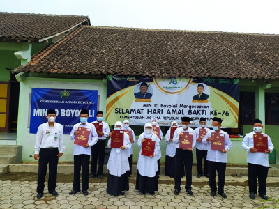 Penyerahan Satya Lancana Karya Satya
