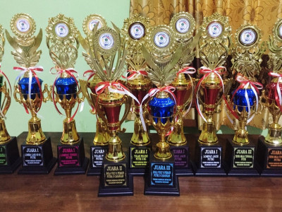 Piala MIN 10 Boyolali Hasil dari Porseni Tingkat MI Se-Kecamatan Nogosari Tahun 2023
